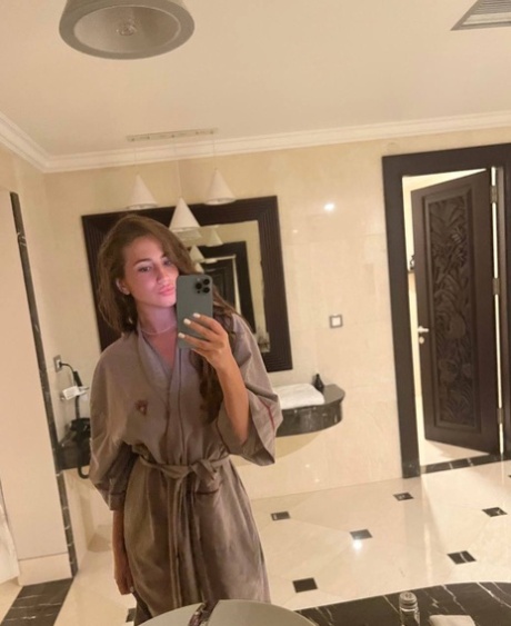 Üsküdar Bölgesinde Genç ve Dinamik Üniversiteli Model Naz